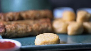 Kırmızı biber soslu ızgara tavuk ve biftek kebabı. Restoranda kebap dekorasyonu. Baharatlı kebap yiyen bir kadın..