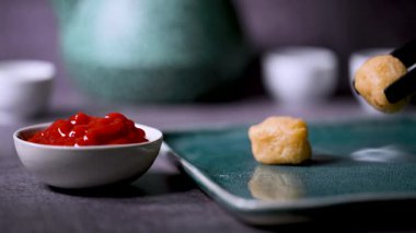 Kırmızı biber soslu ızgara tavuk ve biftek kebabı. Restoranda kebap dekorasyonu. Baharatlı kebap yiyen bir kadın..