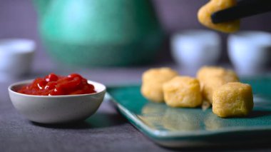 Kırmızı biber soslu ızgara tavuk ve biftek kebabı. Restoranda kebap dekorasyonu. Baharatlı kebap yiyen bir kadın..