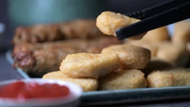 Kırmızı biber soslu ızgara tavuk ve biftek kebabı. Restoranda kebap dekorasyonu. Baharatlı kebap yiyen bir kadın..