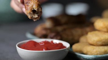 Kırmızı biber soslu ızgara tavuk ve biftek kebabı. Restoranda kebap dekorasyonu. Baharatlı kebap yiyen bir kadın..