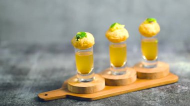 Baharatlı suyla kaplı bir bardakta Hint sokak yemeği fuşkası yakın. Pani puri Hindistan 'da bir sohbet konusu. 4K Hint sokak yemekleri.
