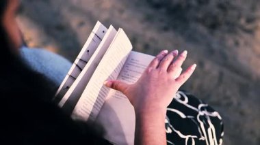 Deniz kıyısında dinlenen Asyalı bir kadın. Huzur anlarında bulunan ruh sağlığı ve kendine güvenin ilham kaynağı. Kadınlar boş vakitlerini doğada geçirirler.. 