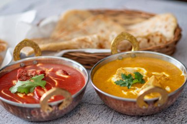 Hint yemeği Thali Hint usulü yemek ile tavuk, et, roti, pirinç ve salatayı birleştirir. Hint yemeği kombinasyonları. Kopyalama alanı