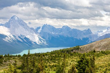 Güzel doğa manzarası dağları ve gün batımında kıyıları. Pasifik Okyanusu 'nun batı kıyısındaki Sky Highway' e. Bulutlu Gökyüzü.