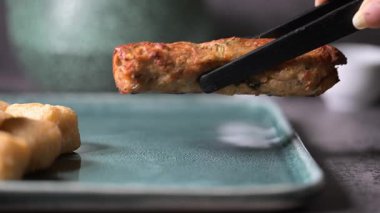 Kırmızı biber soslu ızgara tavuk ve biftek kebabı. Restoranda kebap dekorasyonu. Baharatlı kebap yiyen bir kadın..