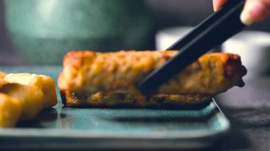 Kırmızı biber soslu ızgara tavuk ve biftek kebabı. Restoranda kebap dekorasyonu. Baharatlı kebap yiyen bir kadın..