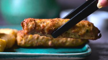 Kırmızı biber soslu ızgara tavuk ve biftek kebabı. Restoranda kebap dekorasyonu. Baharatlı kebap yiyen bir kadın..