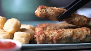 Kırmızı biber soslu ızgara tavuk ve biftek kebabı. Restoranda kebap dekorasyonu. Baharatlı kebap yiyen bir kadın..