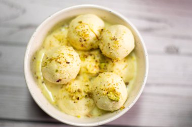 Rasmalai çok popüler bir Hint tatlısıdır. Rasgulla 'ya benzer bir yemek. Hint süzme peyniri ya da chena ile yapılan tatlı bir lezzet. Rossomalai, Roshmolai, Rasamalei.
