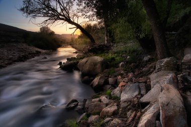 Jerte Nehri 'nin geçidi, gün batımında sahilden görüldü.