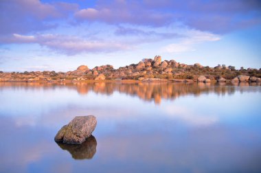 Granit kayaların ve birçok bitki ve hayvan türüne ev sahipliği yapan su birikintilerinin bulunduğu doğal bir ortam..