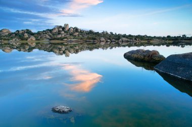 Granit kayaların ve birçok bitki ve hayvan türüne ev sahipliği yapan su birikintilerinin bulunduğu doğal bir ortam..