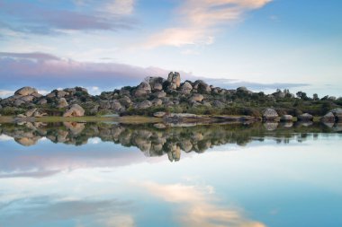 Granit kayaların ve birçok bitki ve hayvan türüne ev sahipliği yapan su birikintilerinin bulunduğu doğal bir ortam..