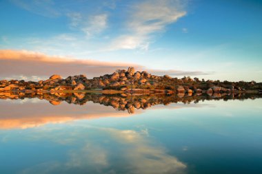 Granit kayaların ve birçok bitki ve hayvan türüne ev sahipliği yapan su birikintilerinin bulunduğu doğal bir ortam..