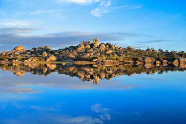 Granit kayaların ve birçok bitki ve hayvan türüne ev sahipliği yapan su birikintilerinin bulunduğu doğal bir ortam..