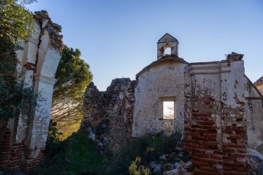 Bir zamanlar bir inziva yerinin kalıntıları ve şimdi sadece molozlar ve bazı duvarlar duruyor.