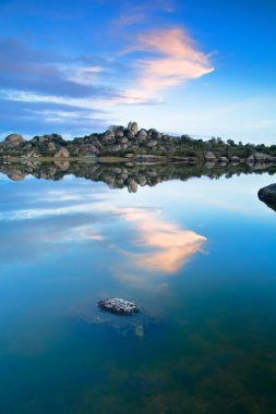 Granit kayaların ve birçok bitki ve hayvan türüne ev sahipliği yapan su birikintilerinin bulunduğu doğal bir ortam..