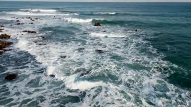 Mavi gökyüzü, dalgalar, Ganjeolgot resifleri, Ulsan, Kore, yüksek kaliteli 4K görüntü