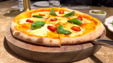 Otantik İtalyan Taşı Fırınlanmış Pizza, Mozzarella, Güney Kore 'de Taze Fesleğen Yüksek kalite 4K görüntü