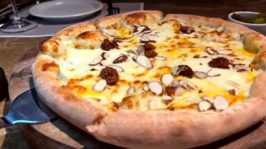 Otantik İtalyan Taşı Fırınlanmış Pizza, Mozzarella, Güney Kore 'de Taze Fesleğen Yüksek kalite 4K görüntü