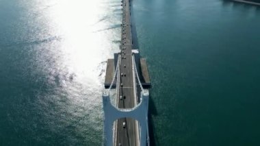 Busan, Güney Kore 'deki Gwangan Köprüsü hava görüntüsü, yüksek kaliteli 4K görüntü.