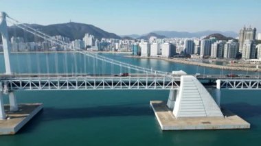 Busan, Güney Kore 'deki Gwangan Köprüsü hava görüntüsü, yüksek kaliteli 4K görüntü.
