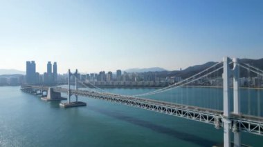 Busan, Güney Kore 'deki Gwangan Köprüsü hava görüntüsü, yüksek kaliteli 4K görüntü.