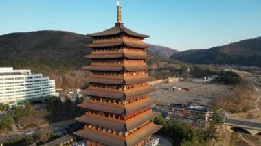 Güney Kore, Gyeongju 'da Budizm tapınağı kış manzarası. Yüksek kalite 4k görüntü