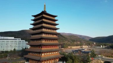 Güney Kore, Gyeongju 'da Budizm tapınağı kış manzarası. Yüksek kalite 4k görüntü