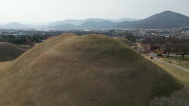 Daereungwon Mezar Kompleksi Gyeongju, Güney Kore 'de kışın gölet manzarası. Yüksek kalite 4k görüntü