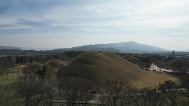 Daereungwon Mezar Kompleksi Gyeongju, Güney Kore 'de kışın gölet manzarası. Yüksek kalite 4k görüntü