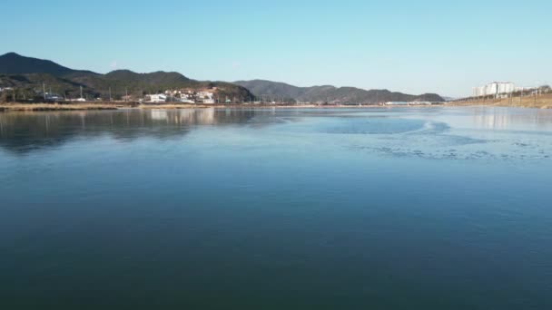 Воздушный Вид Замерзшее Озеро Зимой Южная Корея Высококачественные Кадры — стоковое видео