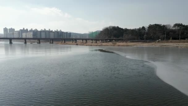 湖と川の冬には山 韓国で凍結した 高品質4K映像 — ストック動画