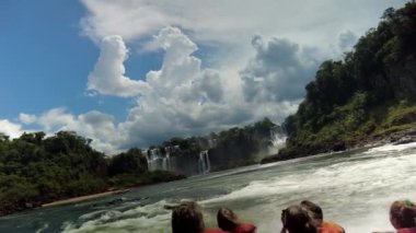 Iguazu Sürat Teknesi Turu Iguazu Şelalesi Arjantin tarafında. Yüksek kalite 4k görüntü