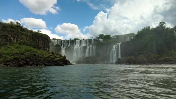 イグアスの息をのむような景色は アルゼンチンのイグアス滝のボートから落ちる 高品質4K映像 — ストック動画