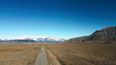 Fitz Roy Yolu 'nun havadan görüntüsü Fitz Roy, Patagonya. Yüksek kalite 4k görüntü