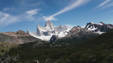 Patagonya, Arjantin 'de Fitz Roy Dağı' nda Bulutların Zamanı. Yüksek kalite 4k görüntü