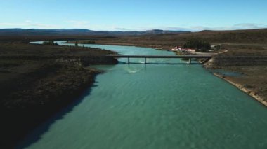 El Chalten Patagonya 'dan La Leona nehrinin 40 numaralı karayolu üzerindeki insansız hava aracı görüntüsü. Yüksek kalite 4k görüntü