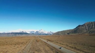 Fitz Roy Yolu 'nun havadan görüntüsü Fitz Roy, Patagonya. Yüksek kalite 4k görüntü