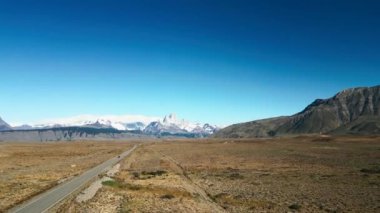 Fitz Roy Yolu 'nun havadan görüntüsü Fitz Roy, Patagonya. Yüksek kalite 4k görüntü
