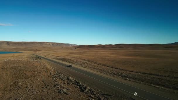 Luftaufnahme Vom Autofahren Patagonien Trockene Steppenlandschaft Hintergrund Hochwertiges Filmmaterial — Stockvideo