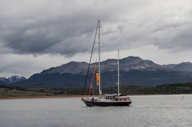 Beagle Kanalı, Ushuaia, Tierra del Fuego 'ya yelken açan yelkenli. Yüksek kalite fotoğraf