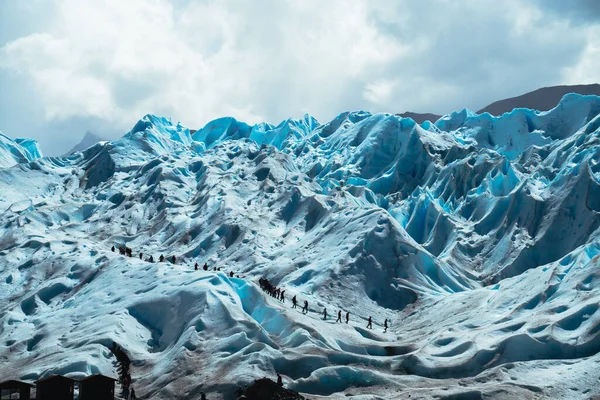 人们在阿根廷巴塔哥尼亚的莫雷诺冰川顶上行走 高质量的照片 — 图库照片