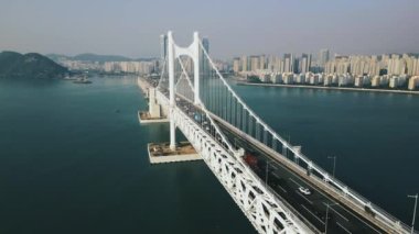 Güney Kore Busan 'daki Gwangan Köprüsü ve Haeundae' nin hava görüntüsü. Yüksek kalite 4k görüntü