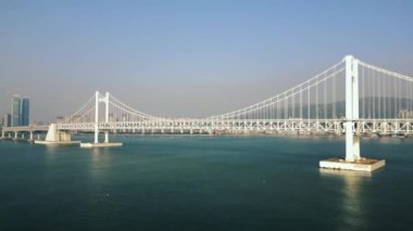 Güney Kore Busan 'daki Gwangan Köprüsü ve Haeundae' nin hava görüntüsü. Yüksek kalite 4k görüntü