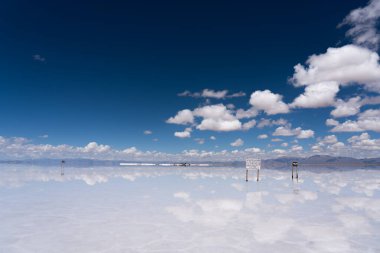 Salinas Grandes, Arjantin 'de beyaz tuzlu bir çölü kaplayan mavi bulutlu bir gökyüzü. Yüksek kalite fotoğraf