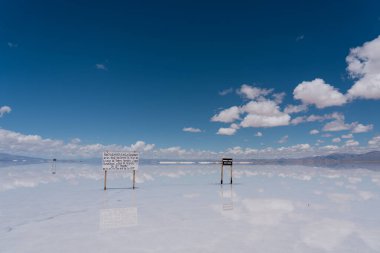 Salinas Grandes, Arjantin 'de beyaz tuzlu bir çölü kaplayan mavi bulutlu bir gökyüzü. Yüksek kalite fotoğraf
