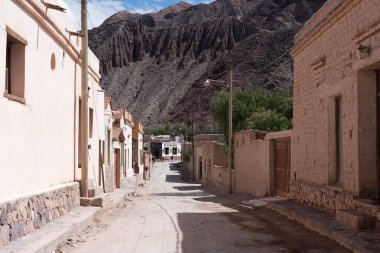 Arjantin, Humahuaca-20 Eylül 2018: Jujuy ilindeki Humahuaca köyünün manzaralı sokakları. Yüksek kalite fotoğraf