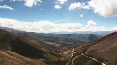 Ulusal Yol 52 'deki A Monolith' in hava görüntüsü yüksekliği 4170 metre 13681 feet, Jujuy Eyaleti, Arjantin 'i gösteriyor. - Evet. Yüksek kalite 4k görüntü